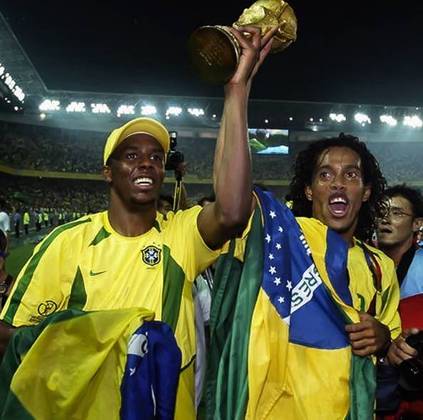 Ronaldinho Gaúcho dá show em jogo de lendas de Barcelona e Real Madrid