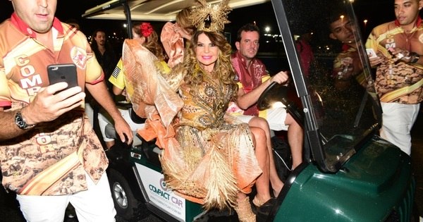 Elba Ramalho Chega No Anhembi Para Desfile Da Tom Maior Entretenimento R7 Famosos E Tv r7 entretenimento
