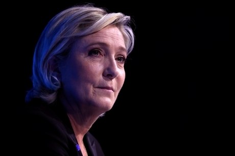 Le Pen diz que tem a missão de defender a nação francesa