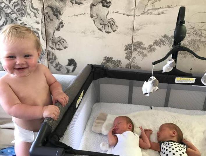 Em 11 meses, os australianos Elisa Curby e seu parceiro, Ben, se tornaram pais de nada menos que três filhos: a pequena Charlie — atualmente com um ano — e os gêmeos Jack e Wolfe — hoje com dois meses de idade