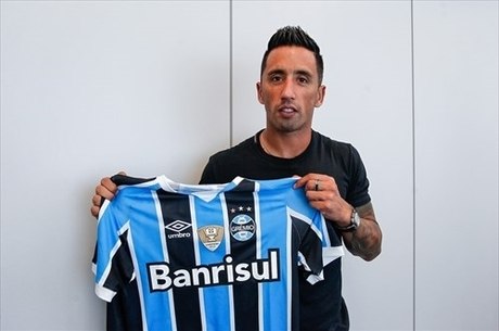Barrios já posou com a camisa do Grêmio