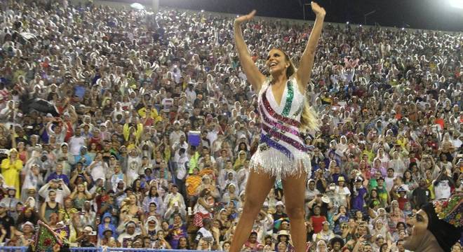 Ivete Sangalo foi um dos maiores destaques da primeira noite de desfiles no Carnaval do Rio

