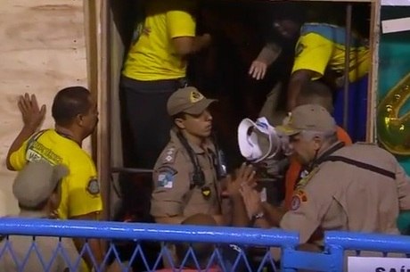 A escola continuou o desfile após o acidente no Sambódromo