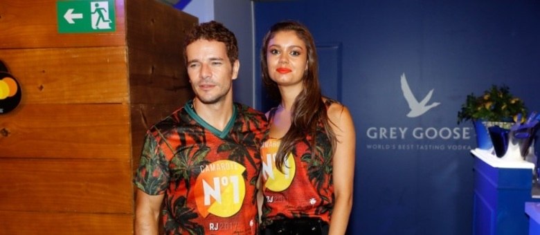 Daniel de Oliveira e a mulher , a atriz Sophie Charlotte, aproveitam camarote no Rio