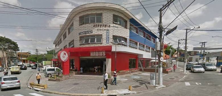 Testemunha diz que viu funcionários do Habib's agredindo adolescente Testemunha diz que viu funcionários do Habib's agredindo adolescente