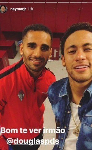 Neymar ficou bastante feliz em ver o amigo Douglas nesta quarta (1º)
