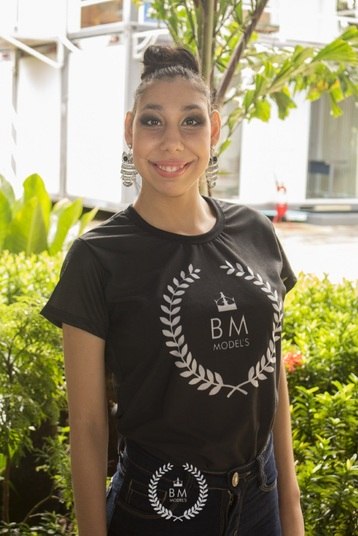 A mãe da jovem, Viviane Lima, dá todo o apoio, e afirma que as poses e cliques são estimulantes para a adolescente
