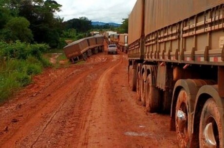 Cerca de 1.200 caminhões ainda formam fila na Cuiabá-Santarém