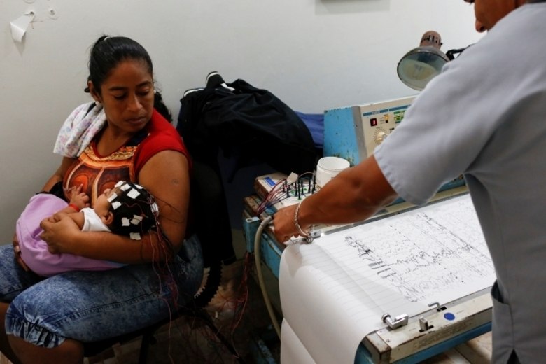 Vivendo uma forte crise econômica, agora mais um problema delicado atingiu a Venezuela: a falta de medicamentos. A recessão pela qual o país passa fez com que os abastecimentos de drogas nas farmácias fosse paralisado e quem mais está sofrendo com isso são os pacientes com epilepsia