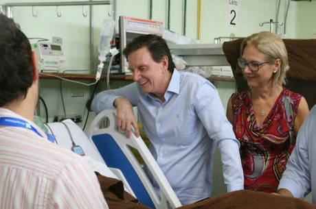 Prefeito do Rio em visita a vítima do acidente no Sambódromo