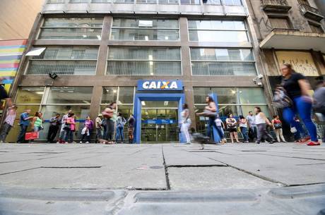 Milhares de brasileiros foram às agências da Caixa nesta sexta-feira