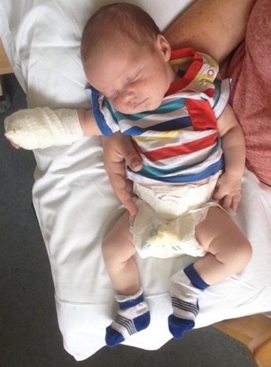 Um bebê nascido em um parto na água teve meningite e a mãe suspeita que o nascimento na água foi o motivo da inflamação, segundo informações do The Sun