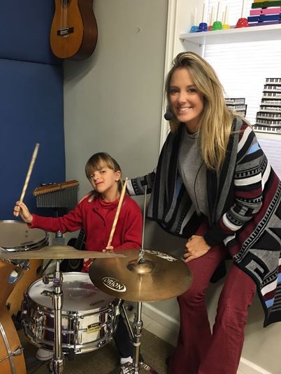 E até Tici entrou na dança, quer dizer, na música. Rafa também ensina uma nota ou outra para a mãe. A apresentadora ainda participou de uma apresentação com a filha cantando Whisky A Gogo, do Roupa Nova. A pequena só conheceu a música por indicação de sua mãe e concordou que seria ótima para tocar bateria.