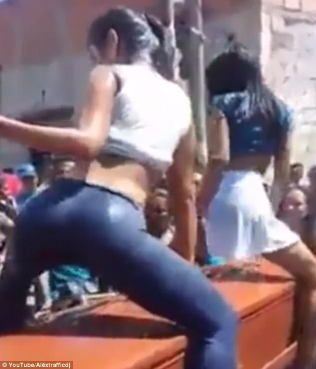 Festa No Funeral Garotas Fazem Dancinha Sensual Em Cima De Caixao Para Homenagear Morto Fotos R7 Hora 7