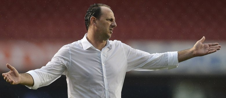 Rogério Ceni está sofrendo para encontrar uma forma do São Paulo sofrer menos gols na temporada 2017
