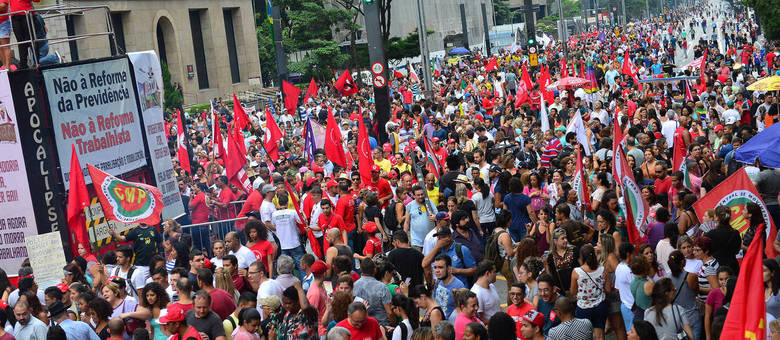 Milhares de pessoas protestaram nesta quarta contra a Reforma da Previdência em São Paulo Milhares de pessoas protestaram nesta quarta contra a Reforma da Previdência em São Paulo