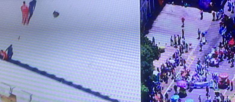 Imagens do helicóptero da Record TV mostram manifestantes até em cima de de telhado de ministério