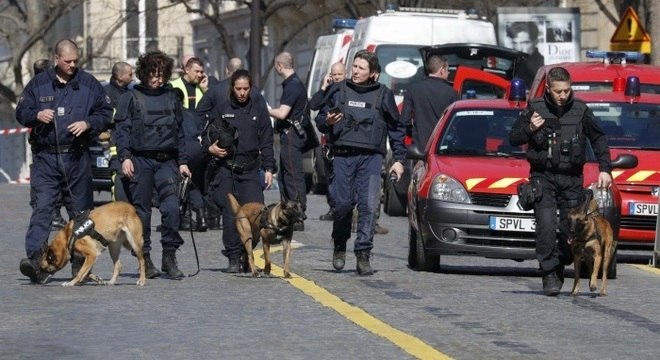 Cães farejadores auxiliam nas operações na região de Paris onde ficam os escritórios do FMI e do Banco Mundial