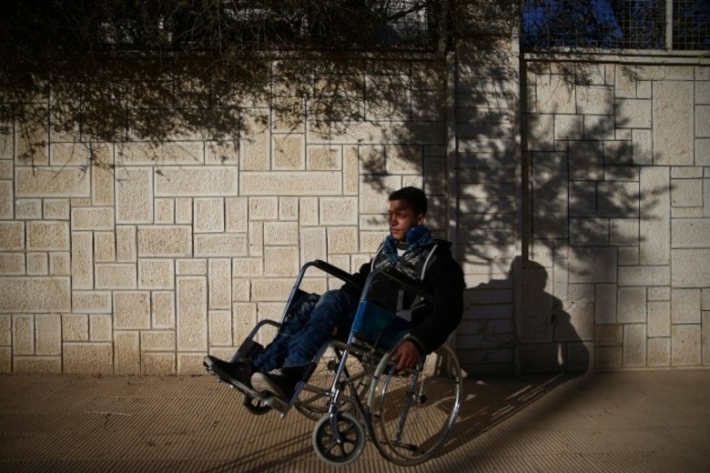 Sozinho em sua sala enquanto bombas caem em Douma, uma região de resistência contra o governo sírio localizado a leste de Ghouta, na Síria, o jovem Ziad, de 14 anos, se abriga em um dos centros de saúde improvisados para tratamento de paralíticos