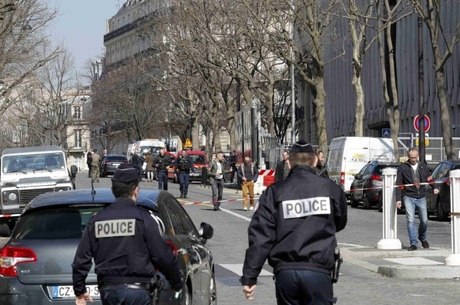 Polícia realiza buscas na sede do FMI em Paris, onde uma carta bomba explodiu nesta manhã de quinta (16)