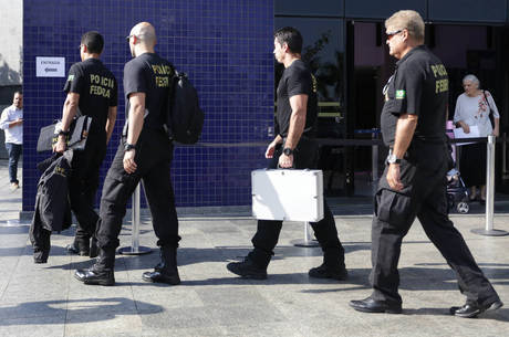 Agentes da Polícia Federal cumpriram mandados nesta sexta-feira Agentes da Polícia Federal cumpriram mandados nesta sexta-feira