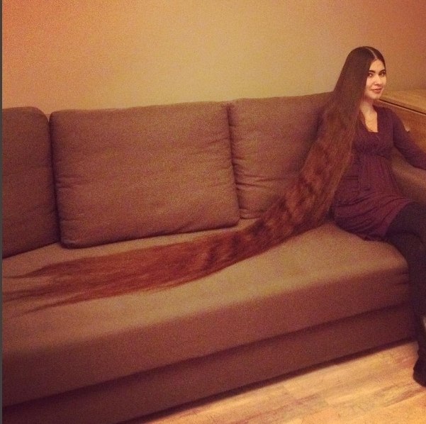 Vídeo: 'Perereca Rapunzel': Mulher viraliza com cabelo que chega
