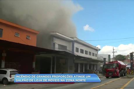 As chamas começaram no fundo da loja de móveis As chamas começaram no fundo da loja de móveis