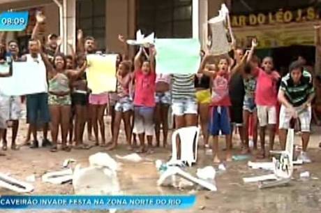 Moradores protestam contra ação violenta de policiais em Triagem, zona norte do Rio Moradores protestam contra ação violenta de policiais em Triagem, zona norte do Rio