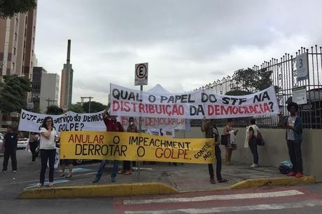 Manifestantes aguardaram a chegada da ministra, em frente à PUC Minas