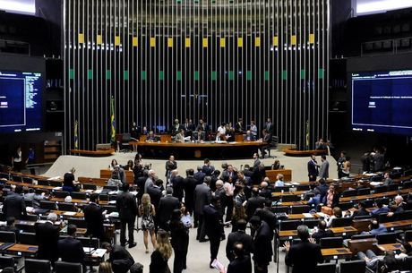 Parlamentares querem discutir reforma política