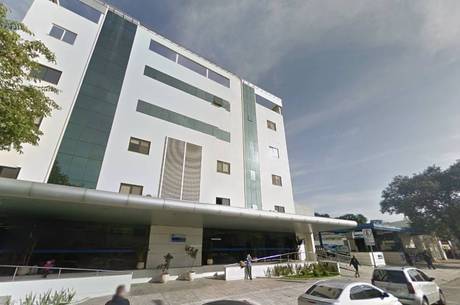 Menina teve dois braços quebrados dentro do Hospital Metropolitano da Lapa, em São Paulo Menina teve dois braços quebrados dentro do Hospital Metropolitano da Lapa, em São Paulo