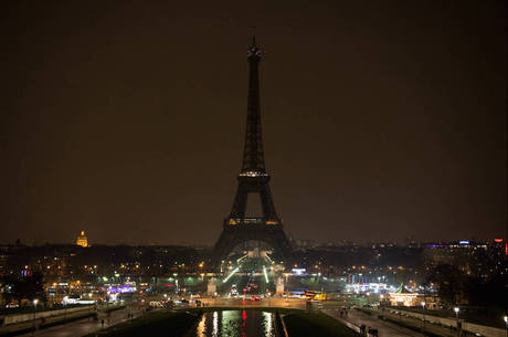 Torre Eiffel teve suas luzes apagadas em solidariedade a Londres