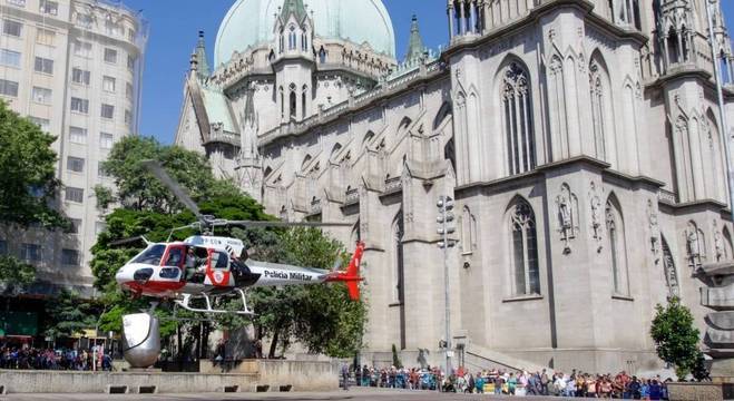 Helicóptero Águia pousa na Praça da Sé e atrai curiosos no local