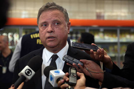 Maggi acompanha fiscalização em supermercado Maggi acompanha fiscalização em supermercado