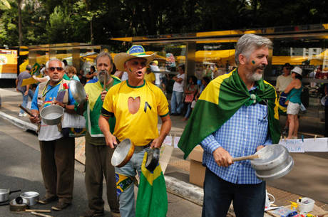 Paneleiros em frente ao Parque Trianon, na Avenida Paulista Paneleiros em frente ao Parque Trianon, na Avenida Paulista