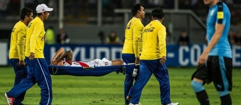 Meio-campista Cueva sentiu lesão muscular e teve de deixar o campo de maca, para desespero de Rogério Ceni