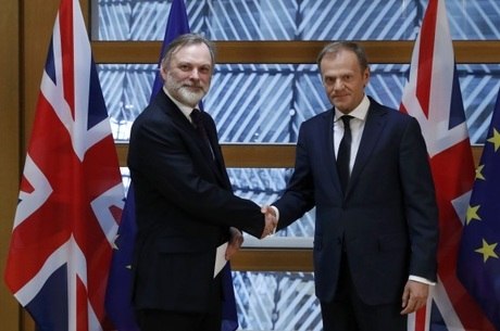 Tim Barrow, representante do Reino Unido na UE, durante a formalização do Brexit com Donald Tusk, presidente do conselho do bloco europeu
