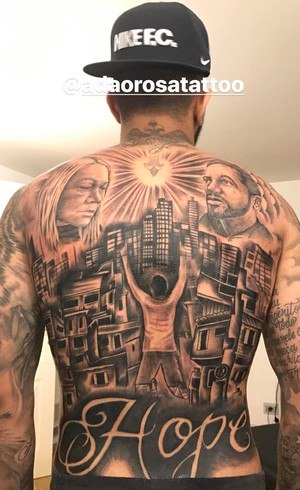 Gabigol fecha as costas com tatuagem e exibe resultado nas redes