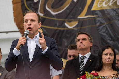 Doria e Bolsonaro dividiram o palco em evento militar Doria e Bolsonaro dividiram o palco em evento militar