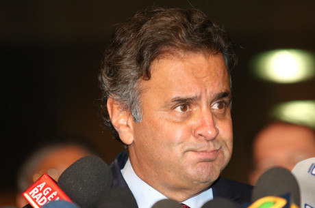 Aécio Neves está pressionado no PSDB