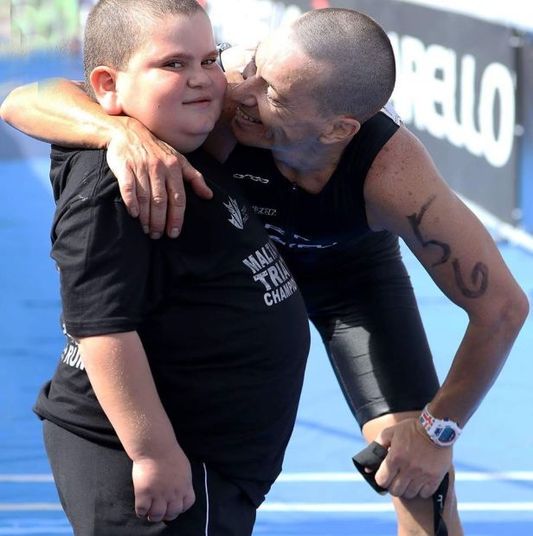 Um dos grandes apoiadores de Jake é seu treinador Matt Azzopardi. O profissional afirma que o garoto é, de longe, seu aluno mais dedicado.— Ele nunca perde uma aula e está constantemente motivado. Nos treinos, temos que tomar apenas alguns cuidados para que ele mantenha uma boa temperatura corporal e bom nível de batimentos cardíabos. É difícil ver essa situação pela qual ele tem que passar. Mas eu sempre o digo para não desistir e continuar dando o seu melhor. Jake é uma inspiração para muitos