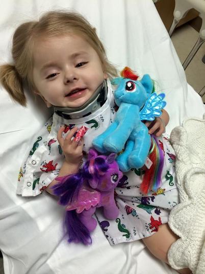 Uma menina de seis anos sofre de uma condição rara que faz
com que seus ossos se quebrem sem motivo. A fragilidade óssea acontece por
causa da osteogênese imperfeita, doença genética