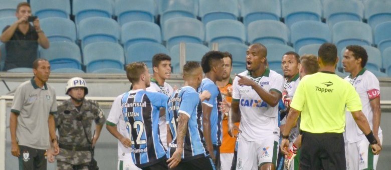 Jogadores de Grêmio e América-MG iniciaram confusão nos minutos finais da partida realizada em Porto Alegre (RS)