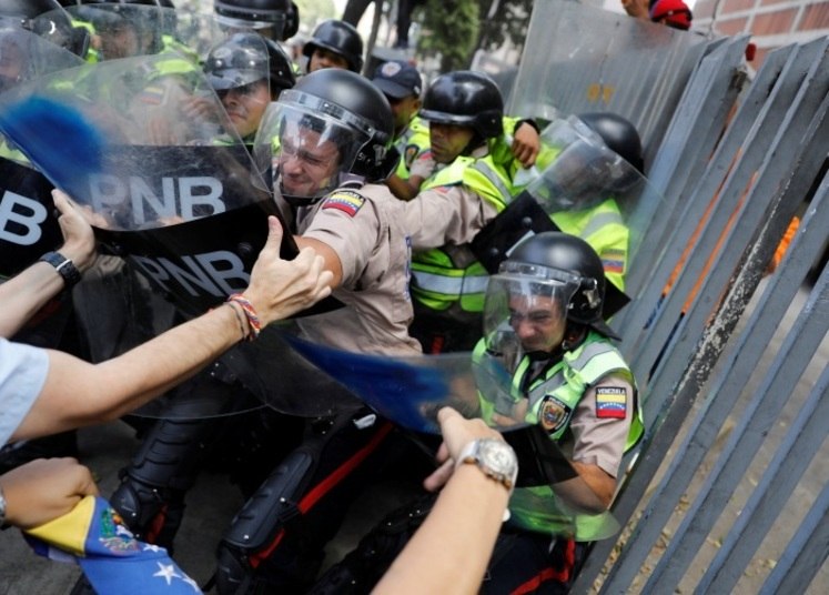 O presidente da Assembleia Nacional (AN, parlamento) da Venezuela, o opositor Julio Borges, disse nesta terça-feira (4) que a manifestação realizada em Caracas esta semana contra o Tribunal Superior de Justiça (TSJ) terminou com 42 feridos, sendo que um deles foi baleado. As informações são da agência de notícias EFE