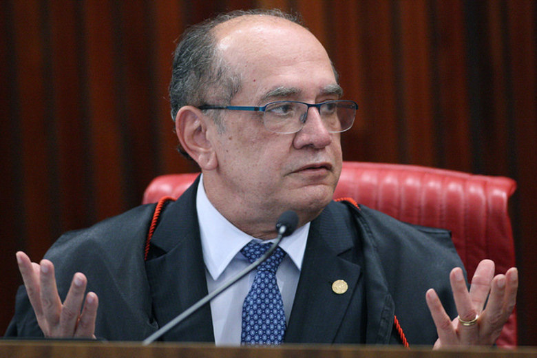 Gilmar Mendes,
ministro do STF e presidente do TSE

O mato-grossense Gilmar Mendes é o atual presidente do TSE. Foi indicado ao
STF em 2002 pelo presidente Fernando Henrique Cardoso, após ter sido
advogado-geral da União no governo tucano. Respeitado por seu conhecimento
jurídico, desperta críticas por uma suposta atuação política inadequada para um
magistrado. Ele reconhece ser amigo de longa data de Temer, mesmo assim não vê
constrangimento em julgá-lo. 

Em entrevista no início de março à BBC Brasil, disse que o que garante a boa
condução do julgamento no TSE é 'a institucionalidade do próprio
tribunal'. Na ocasião, o ministro destacou que foi graças ao seu voto
divergente que a ação que será julgada agora não foi arquivada em 2015. Naquele
momento, porém, a presidente ainda era Dilma Rousseff, de modo que ela e o PT
seriam os principais afetados por eventual cassação da chapa presidencial.
Mendes é constantemente acusado de ser anti-PT, o que ele nega