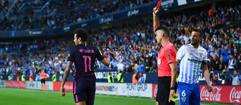 Atacante Neymar ironiza árbitro da partida e pode ser suspenso do clássico contra o Real Madrid