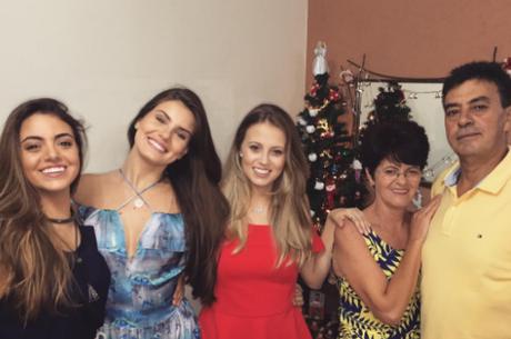No Natal, Camila compartilhou imagem ao lado de toda a família