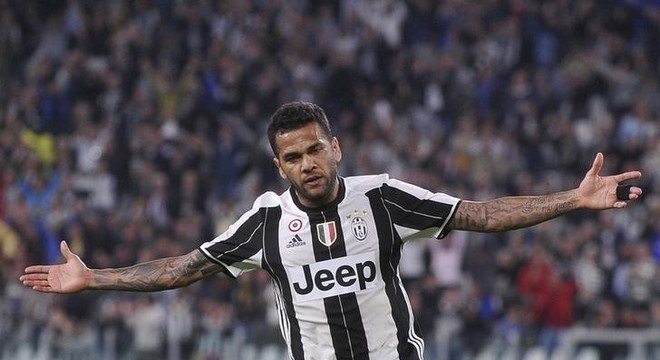 Daniel Alves deixou a Juventus para reforçar o City, mas pode fechar com o PSG