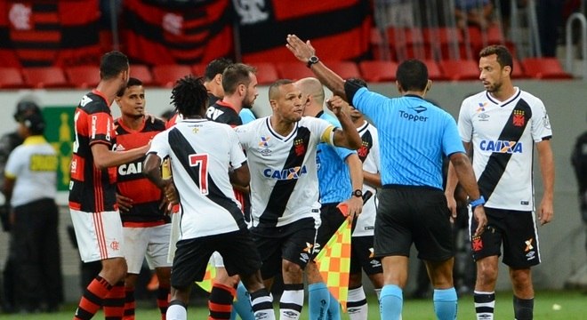 Luis Fabiano foi expulso no empate entre Vasco e Flamengo após desentendimento com o juiz