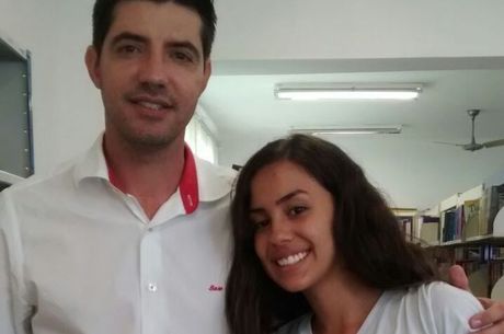O professor David de Almeida e a aluna Isabela, de 15 anos